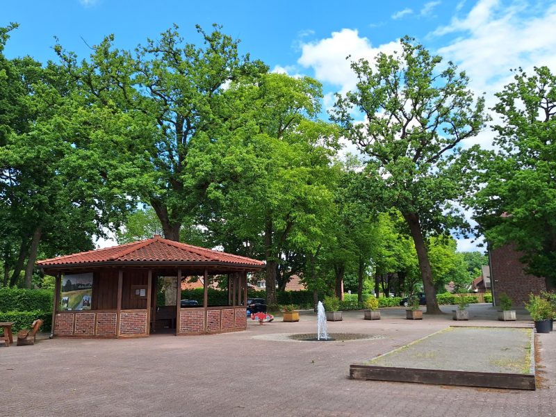 Dorfplatz mit Dorfplatzhütte () (px)